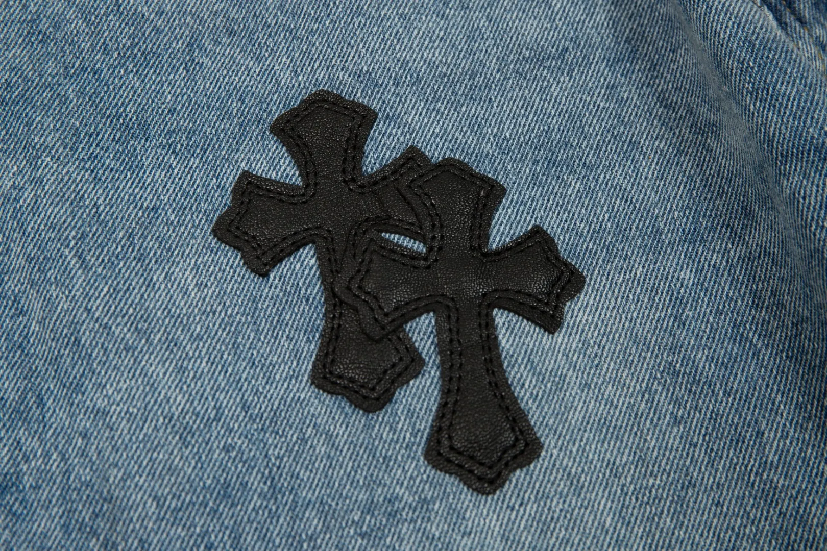 KE905#P230 The only correct leather label version on the market Chrome Hearts CH Cross embroidery distressed jeans Top ceiling quality 100% correct version The correct version is here!  Believe me this must be the best quality you will ever come across! ! Excellent value for money! !  Styles with different washes and textures are very friendly to people with thin legs and thick legs. The straight version is very flattering to the shape of the legs. The moderate length is timeless and easy to match. It is the basis of various styles and a must-have in the wardrobe! ! Add a little stacking to easily control the clean fit trend that has exploded this year. The fabric is stiff but also makes the upper body soft without losing texture. The sides and cuffs of some styles have a bone-wash effect. The vintage flavor pops up all at once. It’s really hard not to love it! ✅Correctly customize the Croxin metal leather label on the back panel. It is not sold directly with the cross on the finished jeans. 1:1 copying strives for excellence and the details are perfectly grasped. ✅The cross leather label is clear and smooth. Exquisite turning top craftsmanship. ✅Buttons, zippers and hardware are all customized versions of the Croxin LOGO. ✅High-cost washing process. Size: 28 30 32 34 36 (5 sizes)